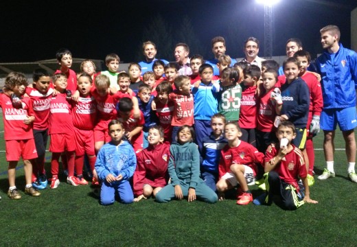 Os nenos da Escola Deportiva Xuventude Oroso reciben a visita da estrela do fútbol sala Julio César Simonato Cordeiro “Alemao”